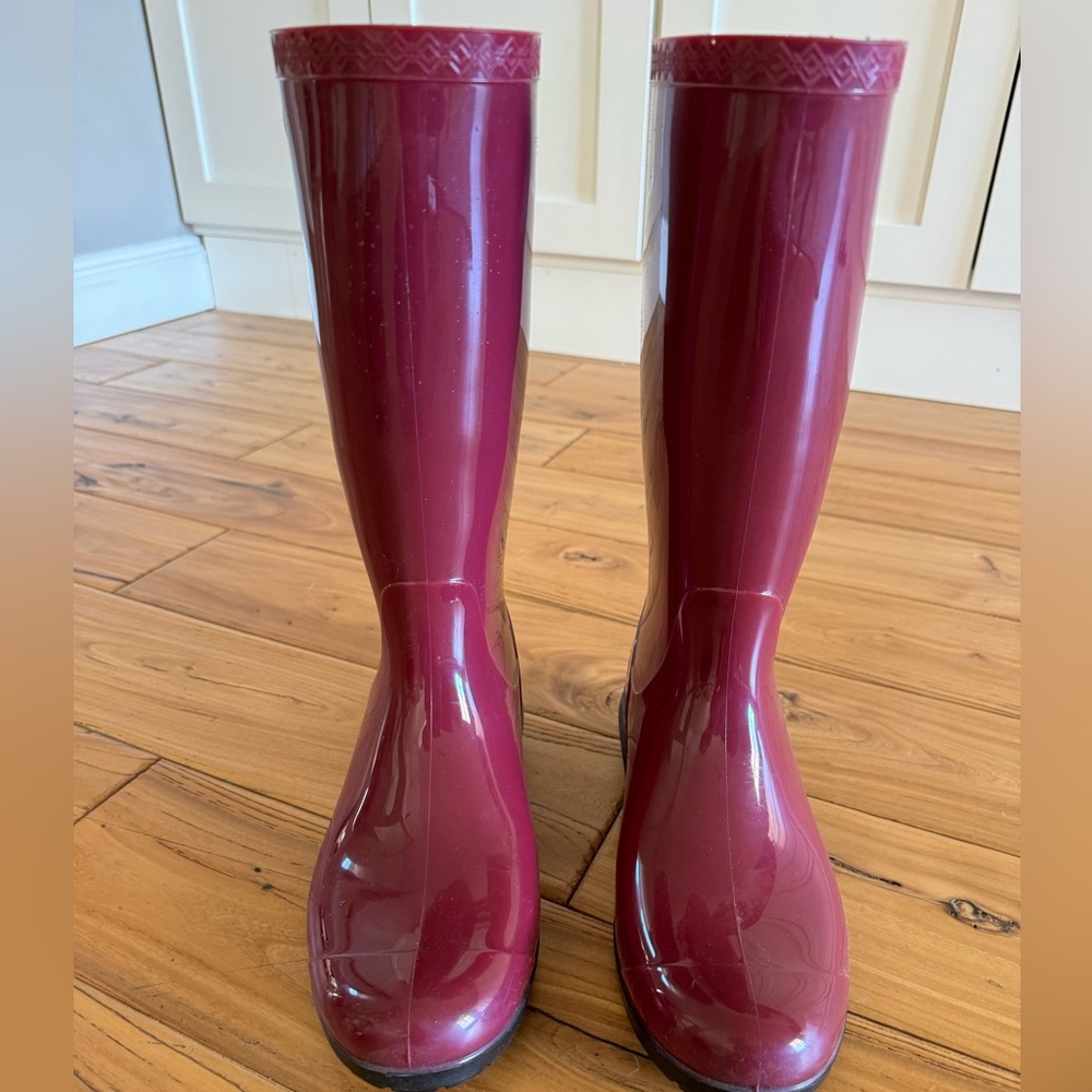 Ugg size 8 Rain boots